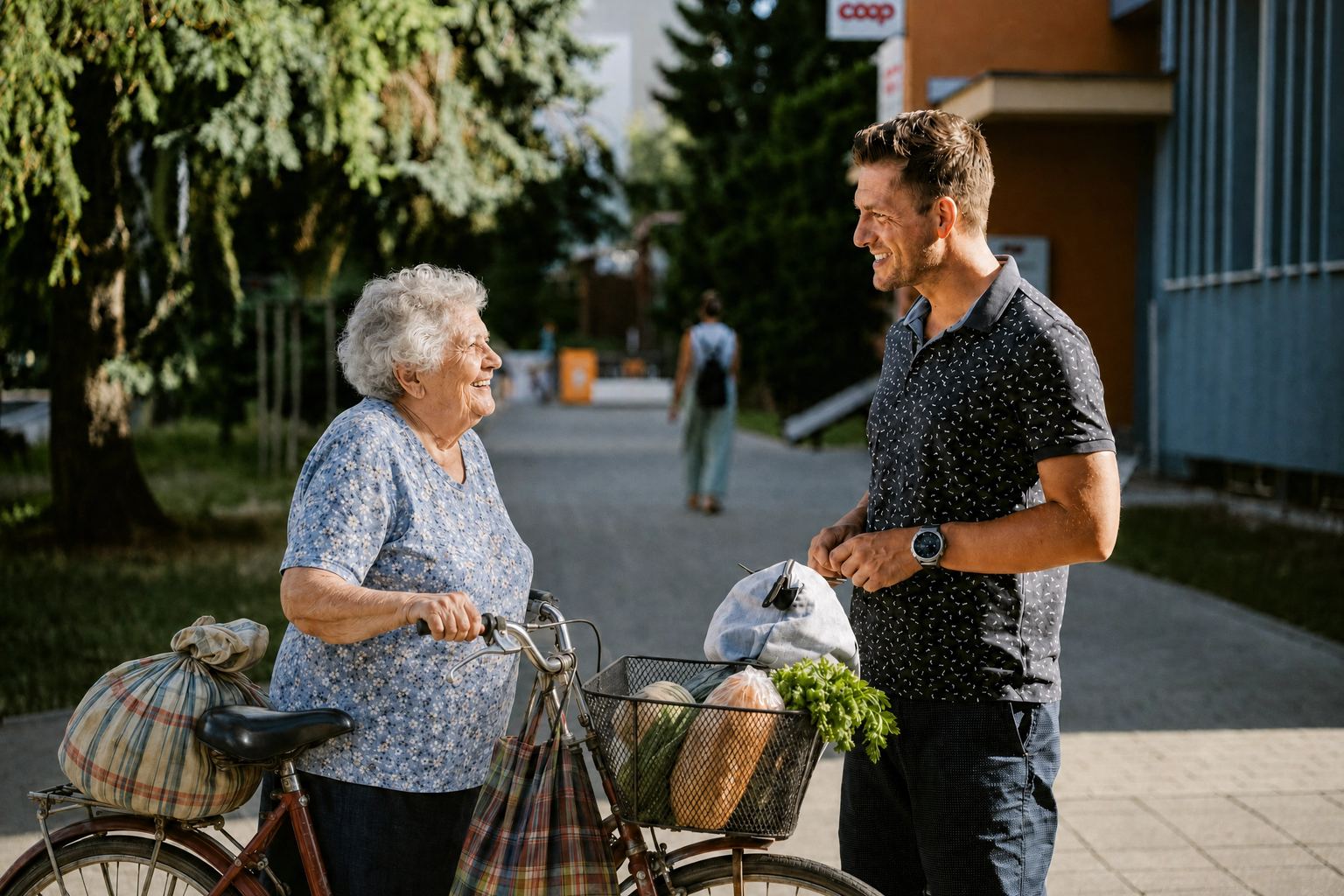 Roman Krištofík počúva staršiu pani pri bicykli s taškami z nákupu
